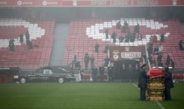 Cariñosa despedida a Eusebio de los seguidores en el Estadio de La Luz.