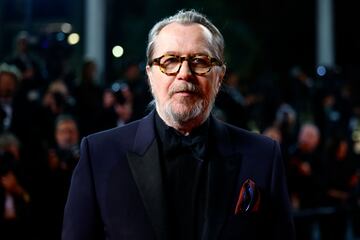 Gary Oldman posa ante los medios en la alfombra roja del Festival de Cannes.