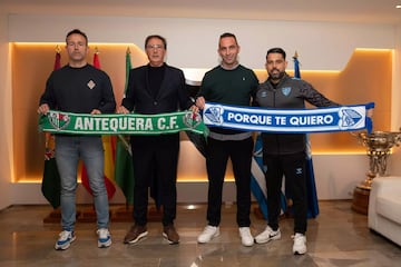 Loren Juarros, Alberto Aguilar, Fran Medina y Vicente Ruiz firman el acuerdo de colaboracin entre el Mlaga CF y el Antequera CF.