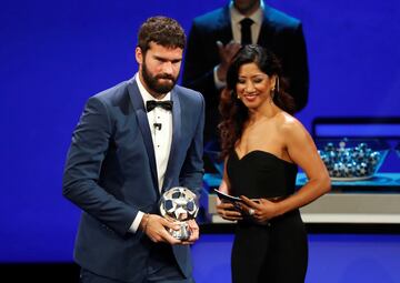 El portero del Liverpool Alisson recoge el premio al mejor portero de la Champions pasada. 