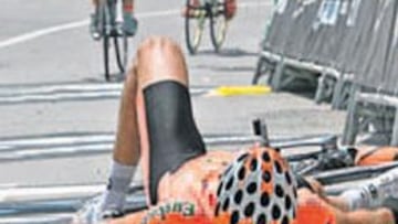 <b>EXHAUSTO. </b>Samuel Sánchez ganó y cayó rendido al suelo.