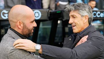 Claudio Giráldez e Imanol Alguacil, entrenadores del Celta y de la Real Sociedad, se saludan en los prolegómenos del partido disputado en Balaídos.