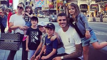 Wanda Nara y Mauro Icardi con sus cinco hijos en Nueva York.