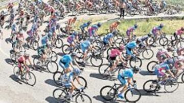 <b>TRAZADO MONTAÑOSO. </b>El pelotón del Giro de Italia superó ayer una dura etapa de media montaña.