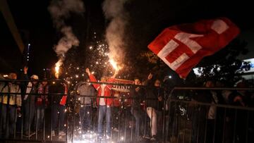 Banderazo cardenal: Los hinchas acompa&ntilde;an a Santa Fe