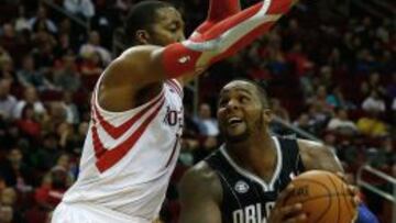 Glen Davis #11 intenta lanzar a canasta ante el bloqueo de Dwight Howard #12.