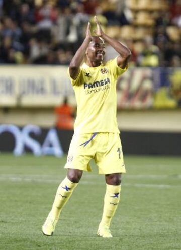 El futbolista hispano brasileño ha recibido un homenaje hoy por el Villarreal en un amistoso en El Madrigal con su actual equipo, el Cosmos de Nueva York.