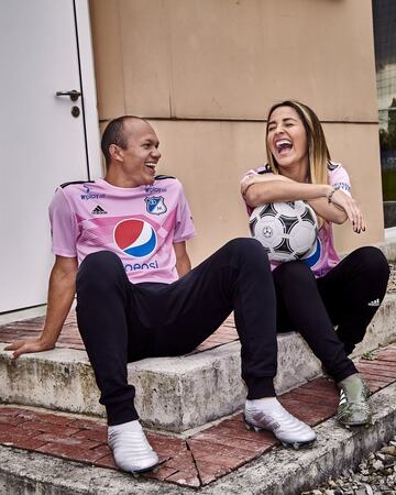 Millonarios lanzó su camiseta alternativa para 2020 de color rosado y con un diseño basado en la que usó Alemania en el Mundial de 1990.