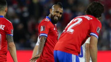 Chile's Arturo Vidal (C) gestures during the South American qualification football match between Chile and Paraguay for the FIFA World Cup Qatar 2022 at the San Carlos de Apoquindo stadium in Santiago, on October 10, 2021. (Photo by Elvis GONZALEZ / POOL / AFP)