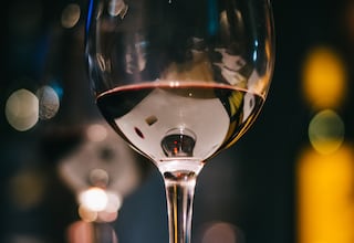 Dietistas revelan qué le ocurre a tu cuerpo si bebes vino todos los días: “Debería ser una elección personal”