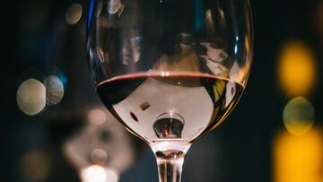Una estricta ley estatal obliga a mostrar identificación para cualquier bebida alcohólica y desata críticas de clientes y restaurantes.