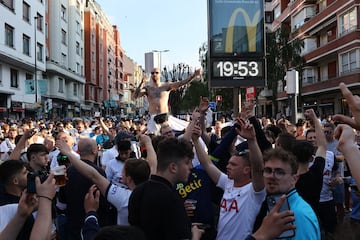 Bilbao ya acoge a los primeros aficionados del Tottenham y Manchester United, que disputarán la final de la Europa League en San Mamés. La ciudad vive un ambiente vibrante, con la final como protagonista en calles.