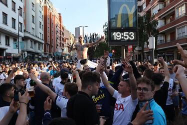 Bilbao ya acoge a los primeros aficionados del Tottenham y Manchester United, que disputarán la final de la Europa League en San Mamés. La ciudad vive un ambiente vibrante, con la final como protagonista en calles.