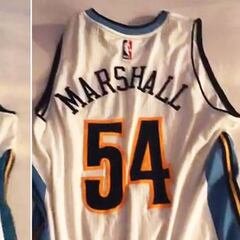 Marshall recibe una camiseta de los Nuggets por fichar a Millsap