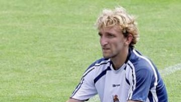 <b>ESGUINCE. </b>Rivas se lleva la mano al tobillo con gestos de dolor.