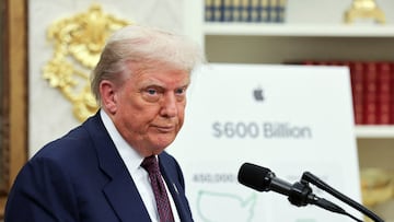 U.S. President Donald Trump looks on, as he and Apple CEO Tim Cook (not pictured) present Apple's announcement of a $100 billion investment in U.S. manufacturing, in the Oval Office at the White House in Washington, D.C., U.S., August 6, 2025. REUTERS/Jonathan Ernst REFILE - QUALITY REPEAT