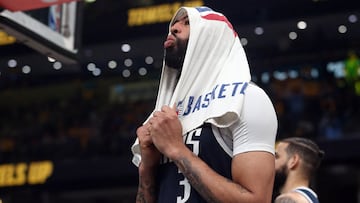 Anthony Davis, frustrado en el banquillo de los Mavs durante el partido de play in contra los Grizzlies.
