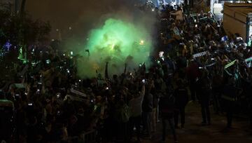 Miles de seguidores reciben a sus equipos a las puertas del Estadio Benito Villamarín.