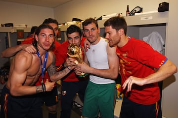 En la imagen se ve a Sergio Ramos con Álvaro Arbeloa, Raul Albiol, Iker Casillas y Xabi Alonso posando con el trofeo que tanto les había costado conseguir. Entrando por la puerta grande en la historia del fútbol.