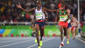 Mo Farah celebra su victoria en la prueba de 10.000 metros en los Juegos Ol&iacute;mpicos de R&iacute;o 2016.