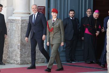 La Princesa Leonor junto al presidente de Aragón, Jorge Azcón, a la salida de La Seo del Salvador de Zaragoza. 