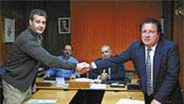 <b>ACUERDO</B>. Fermín de Con, representante sindical del los trabajadores, estrechó la mano del abogado del Sporting Antonio Sarasúa.