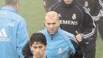 <b>A TOPE. </b>Roberto Carlos, Tébar, Zidane, Ramos y Mejía corren a las órdenes de Mello.