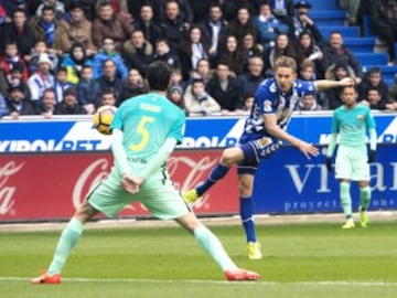 Marcos Llorente lanza el balón ante Sergio Busquets.