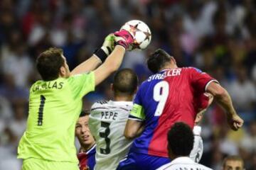 Iker Casillas despeja el balón