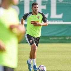 Tekio podría ser el tercer central para dejar el carril a Alexander