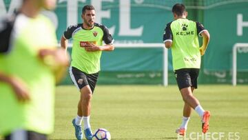 Tekio podría ser el tercer central para dejar el carril a Alexander