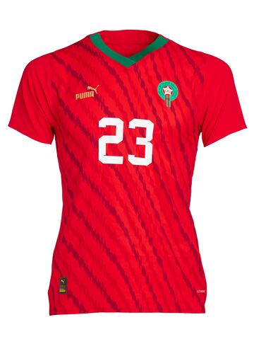 Debutantes pero competitivas, Puma viste a las Leonas del Atlas que, al igual que sus compa?eros en Qatar, quieren dejar su nombre escrito en la historia del f¨²tbol de su pa¨ªs. Bien es cierto que solo con estar en la fase final de la gran cita planetaria ya lo han hecho. Con cuello triangular de color verde, el rojo, con unas l¨ªneas diagonales, impregna el resto de su primera camiseta.