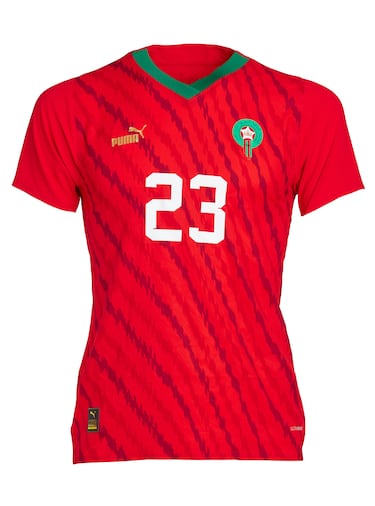Debutantes pero competitivas, Puma viste a las Leonas del Atlas que, al igual que sus compañeros en Qatar, quieren dejar su nombre escrito en la historia del fútbol de su país. Bien es cierto que solo con estar en la fase final de la gran cita planetaria ya lo han hecho. Con cuello triangular de color verde, el rojo, con unas líneas diagonales, impregna el resto de su primera camiseta.