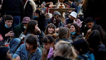 FILE PHOTO: People enjoy an evening drink at Place de la Contrescarpe in Paris as cafes, bars and restaurants reopen after closing down for months amid the coronavirus disease (COVID-19) outbreak in France, May 19, 2021. REUTERS/Sarah Meyssonnier/File Pho