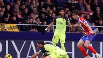 MADRID, 01/02/2025.- El delantero albanés del Mallorca, Vedat Muriqi (i), en el suelo ante el defensa del Atlético de Madrid, Robin Le Normand, durante el encuentro correspondiente a la jornada 22 de Laliga EA Sports que disputan hoy sábado Atlético de Madrid y RCD Mallorca en el estadio Metropolitano, en Madrid. EFE / Javier Lizón.