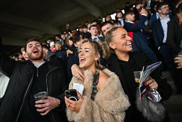 Celebrado en Carmanhall And Leopardstown, un pequeño suburbio de Dublín en Dún Laoghaire-Rathdown, dentro del tradicional Condado de Dublín, uno de los eventos más importantes de hípica de cuantos se celebran al cabo del año. Es por ello que este evento reúne a 200.000 personas durante los cuatro días que duran las carreras. Esta celebración  combina el deporte, las apuestas, la comida y las fiestas. Este año la lluvia ha sido una de las protagonistas, como era de esperar, pero no por ello la fiesta ha ido a menos.