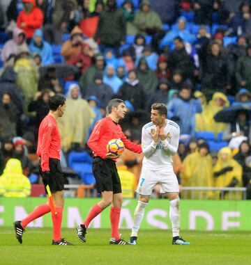 Cristiano Ronaldo protesta a Undiano Mallenco en el descanso.
