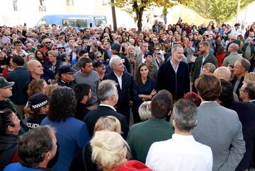 Los Reyes, a su llegada a la localidad valenciana de Utiel , donde la corporación municipal y representantes de los servicios de emergencia que dieron la primera respuesta a la DANA les han detallado las medidas que tomaron y los avances en la rehabilitación de la localidad.