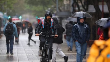 ¿A qué hora empieza a llover hoy en Santiago y en qué sectores y comunas se mantiene el pronóstico de tormenta eléctrica?