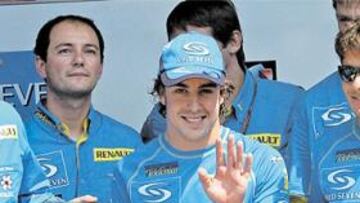 <b>HACE UN AÑO. </b>Fernando Alonso celebró, durante el GP de Hungría de 2005, su 24º cumpleaños en compañía de todos los miembros de la escudería Renault.