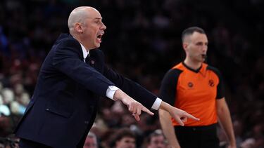 Joan Pe?arroya dirige al FC Barcelona durante un partido de Euroliga.