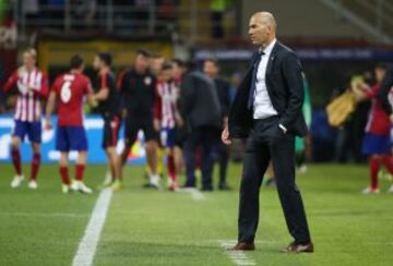 Zinedine Zidane, meditando en la banda.