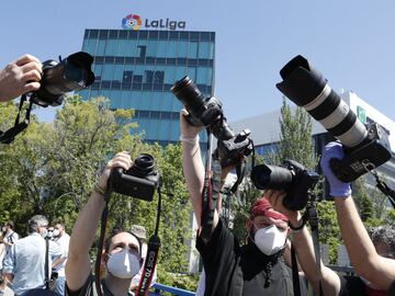 Desde Abegondo a la Rosaleda pasando por la puerta de la sede de LaLiga los fotógrafos y cámaras de televisión de toda España, bajo el lema 'con el derecho a la información no se juega' han reclamado poder acceder a los recintos para realizar su trabajo.