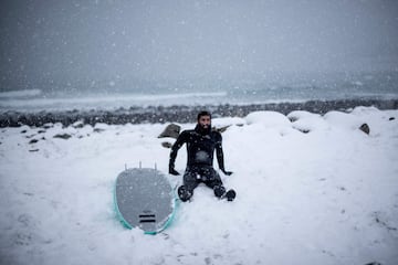 La nieve, la baja temperatura del agua... Nada detiene a estos surfistas que una temporada más disfrutan de la islas noruegas de Lofoten, en pleno Círculo Ártico. En la foto, Leela Krischna.