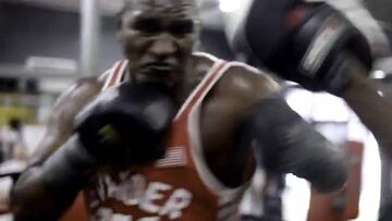 Si les impresion¨® lo de Tyson, alucinar¨¢n con Holyfield: 57 a?os y as¨ª se machaca