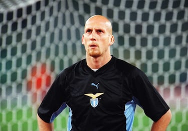 Jaap Stam fue uno de los defensores más férreos y consistentes de los últimos años. El zaguero central siempre imponía ante cualquier rival con su 1.91 de estatura. Stam jugó profesionalmente de 1991 a 2007 en un total de nueve equipos de tres países distintos. En Países Bajos defendió los colores de DOS Kampen, FC Zwolle, Cambuur Leeuwarden, Willem II, PSV y Ajax Ámsterdam; en Inglaterra fichó por el Manchester United, mientras que en Italia perteneció a las filas de la Lazio y AC Milán. El palmarés de Jaap Stam quedó conformado así: una Eredivisie, una Copa de los Países Bajos y dos Supercopas de los Países Bajos con el PSV; tres Premier League y una FA Cup con el Manchester United; una Copa de Italia con la Lazio; una Supercopa de Italia con AC Milán y finalmente una Copa de los Países Bajos y dos Supercopas de los Países Bajos con Ajax.