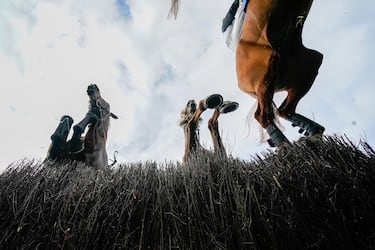 Las carreras de obstáculos en el turf son de por sí espectaculares. Más aún si se ven desde un punto de vista diferente al habitual: el de una cámara situada a ras de suelo. En la imagen, varios caballos saltan una valla durante The PIB Insurance Brokers Handicap Chase en el hipódromo de Wincanton, en Somerset (Inglaterra).