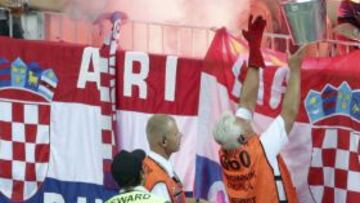 Aficionados croatas reciben un cubo de agua por parte de trabajadores del estadio para apagar un pequeño incendio producido por una bengala durante el partido Croacia-España, del grupo C de la Eurocopa de fútbol 2012, en el estadio Gdansk Arena de Gdansk, Polonia.