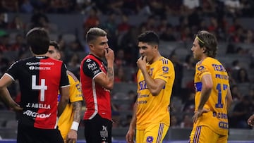 Jugadores en el partido de Atlas vs Tigres.