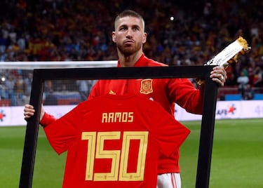 Sergio Ramos recibió antes del España-Argentina una camiseta conmemorativa por los 150 partidos con la Selección que cumplió contra Alemania. 180 minutos. 2.898 km